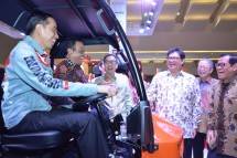 Presiden Joko Widodo bersamaMenteri Perindustrian Airlangga Hartarto dan Direktur PT Kiat Inovasi Indonesia, H. Sukiyat saat mencoba salah satu Alat Mekanis Multiguna Pedesaan(AMMDes). 