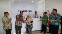 Direktur Teknologi & Operasional Bank DKI, Priagung Suprapto di salah satu UPRD