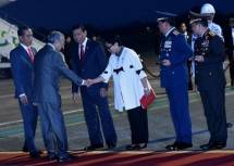 Presiden Jokowi Sambut Langsung PM Mahathir Mohammad di Bandara Halim