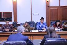 Menteri Perindustrian Airlangga Hartarto bersama Dirjen ILMATE Harjanto serta Dirjen IKM Gati Wibawaningsih saat mendengarkan penjelasan dari pihak Amazon Web Service (Foto: Dok. Kemenperin) 