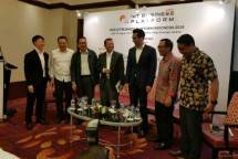 Direktur Asia IoT Business Platform, Irza Suprapto bersama Dirjen Aplikasi Kementerian Komunikasi dan Informasi (Kominfo) Semuel Abrijani dan Managing Director PT Cikarang Inland Port (pengelola Cikarang Dry Port) Benny Woenardi saat acara Asia IoT B