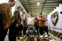 Menteri Perindustrian Airlangga Hartarto bersama Direktur Valesto Indonesia Reza Triestanto saat mengunjungi pabrik kendaraan pedesaan PT Valesto Indonesia (Foto: Dok. Astra Otoparts)