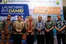 Bupati Karawang, Cellica Nurachadiana berfoto bersama CEO Grand Taruma Franky Martono serta Direktur Komersial dan Pengembangan Usaha Perum DAMRI Tatan Rustandi saat meresmikan layanan DAMRI rute Grand Taruma Karawang-Bandara Soekarno Hatta (Foto: Ri