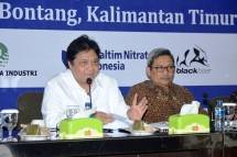 Menteri Perindustrian Airlangga Hartarto bersama Dirjen IKTA Kemenperin Achmad Sigit Dwiwahjono saat mengunjungi PT Pupuk Kaltim (Foto: Dok. Kemenperin) 