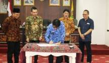 Ketua Umum Kadin Provinsi Lampung, Muhammad Khadafi bersama Pj. Sekretaris Daerah Provinsi Lampung, Hamartoni Ahadis, Koordinator Unit Koordinasi dan Supervisi Bidang Pencegahan (Korsupgah) KPK RI Adlinsyah M. Nasution saat menandatangani MoU pencega