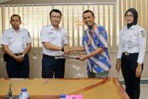 Penyerahan dokumen kontrak CSR program kemitraan PT. KAI Daop 1 Jakarta diserahkan langsung oleh EVP 1 Jak kepada mitra binaan Pesona Citra Interior