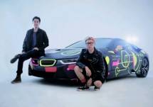 Christian Rijanto, Co-Founder dan Creative Director bersama Seniman ultraviolet Rony "Rebellionik" Rahardian berfoto disamping BMW i8 di ajang WE THE FEST 2018 (Foto: Dok. BMW Indonesia) 