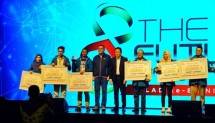 Kepala Bekraf, Triawan Munaf beserta perwakilan BNI Syariah menyerahkan hadiah kepada pemenang Deureuham 2018 (Bekraf, Sunu)