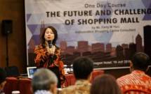 Business Development Director PT Centrepark Citra Corpora, Janti Rusli saat memberikan paparan dalam acara diskusi bertajuk The Future and Challenge of Shopping Mall (Foto: Dok. Industry.co.id)