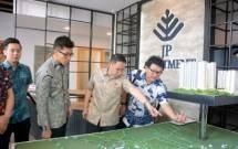 Okie Imanto selaku Chief Executive Officer (CEO) Greenwoods Group Okie Imanto bersama Founder PROJEK dan PROVIZ, Andy K. Natanael seusai penandatanganan MoU antara JP Apartemen dan Projek serta 6 Master Franchise (Foto: Dok. JP Apartemen)
