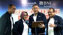 Keterangan foto : Jajaran Board of Management BNI Syariah, SEVP Bisnis Retail dan Jaringan, Iwan Abdi ; Direktur SME & Bisnis Komersial, Dhias Widhiyati ; Direktur Utama, Abdullah Firman Wibowo ; SEVP Keuangan & Operasional, Wahyu Avianto