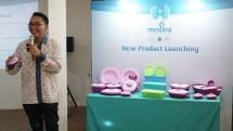 Teguh Hasdianto (Sales Manager Dusdusan.com) menerangkan enam set produk baru Medina