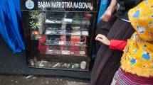 Seorang anak memperhatikan contoh narkotika yang dipamerkan BNN. (Yuan Adriles/Pacific Press/LightRocket via Getty Images)