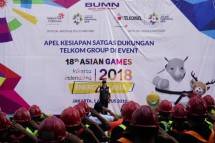 Direktur Enterprise & Business Service Telkom Dian Rachmawan memberikan semangat kepada petugas teknis lapangan yang siap mengawal kualitas layanan IndiHome. Telkom menyediakan sebanyak 8.700 unit IndiHome yang disebar di unit-unit wisma atlet.