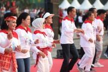 Presiden Jokowi dalam acara senam Poco-Poco (Foto: Dok. Kemenkominfo) 