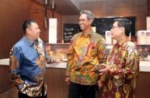 Direktur Utama PT Modern Industrial Estate Pascall Wilson bersama Plt Dirjen PPI Kementerian Perindustrian I Gusti Putu Suryawirawan dan Ketua Umum HKI Sanny Iskandar (Foto: Dok. ModernCikande) 