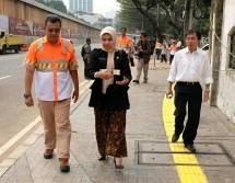 COP Business Unit Head Holcim Indonesia Widoso Ariawan bersama Juhans Suryantan, Head of Aggregates Holcim Indonesia mendampingi Riri Asnita (Dinas Bina Marga) meninjau langsung lokasi proyek yang telah direnovasi dengan menggunakan inovasi beton de