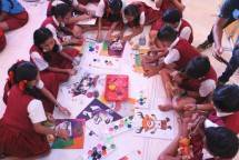 Kelas seni dari bahan daur ulang bersama PT Trinseo Materials Indonesia