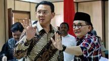 Calon Gubernur DKI Jakarta Basuki Tjahaja Purnama dan pengacaranya, Ruhut Sitompul. (Tatan Syuflana/AFP)