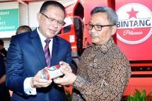 Plt. Direktur Jenderal Industri Agro Kementerian Perindustrian, Achmad Sigit Dwiwahjono bersama Presiden Direktur PT Multi Bintang Indonesia Tbk, Michael Chin (Foto: Dok. Kemenperin) 