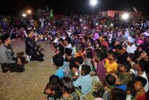Presiden bertemu para pengungsi yang berada di lapangan Kantor Bupati Lombok Utara, Senin (13/8). (Foto: BPMI)