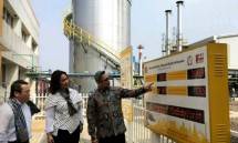 Dirjen IKTA Kemenperin Achmad Sigit Dwiwahjono bersama Direktur Pelumas PT Shell Indonesia Dian Andyasuri saat mengunjungi Pabrik Pabrik Pelumas Shell Indonesia di Marunda, Bekasi (Foto: Dok. Industry.co.id)