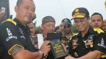 Pengurus LSM GMBI dan Kapolda Jabar Irjen Anton Charliyan. (Foto: IST)