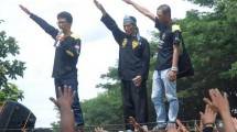 Massa dari Gerakan Masyarakat Bawah Indonesia (GMBI) Kota Bandung melakukan aksi unjuk rasa terkait kasus pelecehan Pancasila dan pelecehan budaya Sunda di depan Mapolda Jabar, di Bandung, Jawa Barat, Rabu (11/1/2016). (ANTARA FOTO/Fahrul Jayadiputra