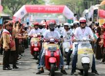 Komunitas Vespa iringi kirab obor Asian Games 2018 (Foto: Dok. Piagio Indonesia) 