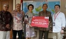 Presiden Direktur JD.id Zhang Li saat menyerahkan dinasi untuk korban gempa Lombok