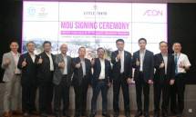 Sutedja Sidarta Darmono, Komisaris Utama PT PP Properti Jababeka Residen (Ketiga Kanan), Toyofumi Kashi, Presiden Direktur PT Aeon Indonesia (Keempat Kanan), Harris Amin Singgih, Presiden Direktur PT PP Properti Jababeka Residen (Kelima Kanan) dan Gi