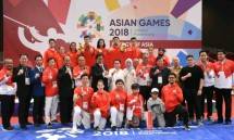 Menteri Perindustrian sekaligus Ketua PB Wushu Airlangga Hartarto berfoto bersama Kontingen Wushu Indonesia di Ajang Asian Gmaes 2018