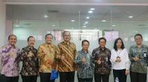 Direktur Utama PT Bhanda Ghara Reksa (Persero), M. Kuncoro Wibowo (empat dari kanan) berfoto bersama dengan Deputi Bidang Usaha Industri Agro dan Farmasi Kementerian BUMN, Wahyu Kuncoro (tiga dari kanan)