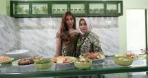 Lara bersama ibundanya saat pembukaan warung'E Lara di Sidoarjo, Jawa Timur