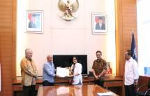 Penyerahan Letter of Intent dari Chief of Corporate Communication, Social Responsibility & Security PT Astra International Tbk Pongki Pamungkas kepada Direktur Jenderal Pengembangan Ekspor Nasional, Ir. Arlinda serta disaksikan langsung oleh Mendag E