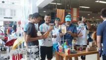 Sejumlah Atlet dan Team Offisial asal Kazakhatan berburu cinderamat khas Asian Games di Gedung Smesco, Rabu (29/8/2018)