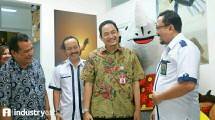(dari kanan) Direktur Keuangan, SDM, dan Umum PT Bhanda Ghara Reksa (Persero), Mohammad Affan, berbincang dengan Direktur Lembaga Pengelola Dana dan Usaha Keolahragaan (LPDUK) Kemenpora, Agus Hardja Santana