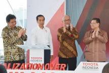 Presiden Joko Widodo didampingi Menteri Perindustrian Airlangga Hartarto bersama Presiden Toyota Motor Asia Pasific (TMAP) Susumu Matsuda saat acara Realization Over 1 Million CBU Export PT. Toyota Motor Manufacturing Indonesia (PT TMMIN) (Foto: Dok.