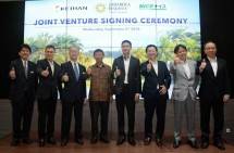 Presiden Direktur PT Grahabuana Cikarang Sutedja S. Darmono beserta Yoshihisa Doumoto, CEO Keihan Real Estate Co., Ltd Yoshihisa Doumoto serta Chairman Nice Corporation Koichiro Hirata seusai penandatanganan Joint Venture (Foto dok Industry.co.id)