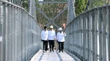 Menteri Basuki bersama Presiden Jokowi meninjau pembangunan jembatan
