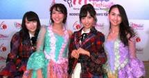 Perwakilan kelompok vokal AKB 48 (busana kotak-kotak) bersama perwakilan Kelompok Vocal JKT 48 . 