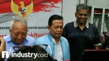 Soetrisno Bachir (tengah)