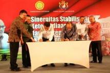 Menteri Pertanian Andi Amran Sulaiman bersama Ketua Umum Kadin Rosan P. Roeslani saat menandatangani perjanjian kerja sama sektor pertanian