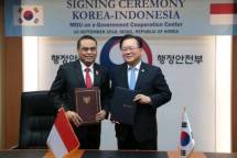 Menteri Pendayagunaan Aparatur Negara dan Reformasi Birokrasi (PANRB) Syafruddin, Menteri Dalam Negeri dan Keamanan Republik Korea Kim Boo Kyum saat melakukan penandatanganan MoU (Foto: Dok. Kemen PANRB) 