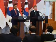 Presiden Jokowi melakukan konferensi pers bersama Presiden Korsel Moon Jae-in, di Istana Kepresidenan Blue House, Seoul, Senin (10/9) siang. (Foto: Rahmat/Humas)