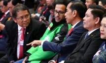 Presiden Jokowi bersama Menkominfo Rudiantara serta CEO Go-Jek Nadiem Makarim saat peluncuran Go-Viet di Hanoi