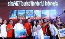 Menteri Periwisata Arief Yahya bersama Direktur Sales Telkomsel Sukardi Silalahi saat peluncuran kartu perdana simPATI Tourist Wonderful Indonesia (Foto: Dok. Kemenpar) 