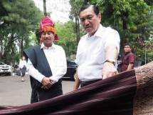 Buka Pameran Ulos Hangoluan dan Tondi, Menpar Dibuat Kagum