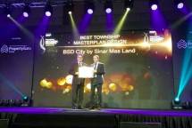 Managing Director President Office Sinar Mas Land Dhony Rahajoe saat menerima piagam penghargaan PropertyGuru Indonesia Property Aawrds