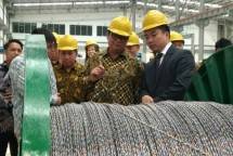 Menteri Perindustrian Airlangga Hartarto bersama Presiden DirekturPT. ZTT Cable IndonesiaYe Zhifeng saat meninjau pabrik PT. ZTT Cable Indonesia di Karawang (Foto: Ridwan/Industry.co.id)
